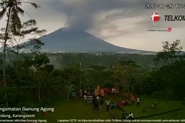 Núi lửa phun khói bụi mù mịt, Indonesia sơ tán 100.000 dân