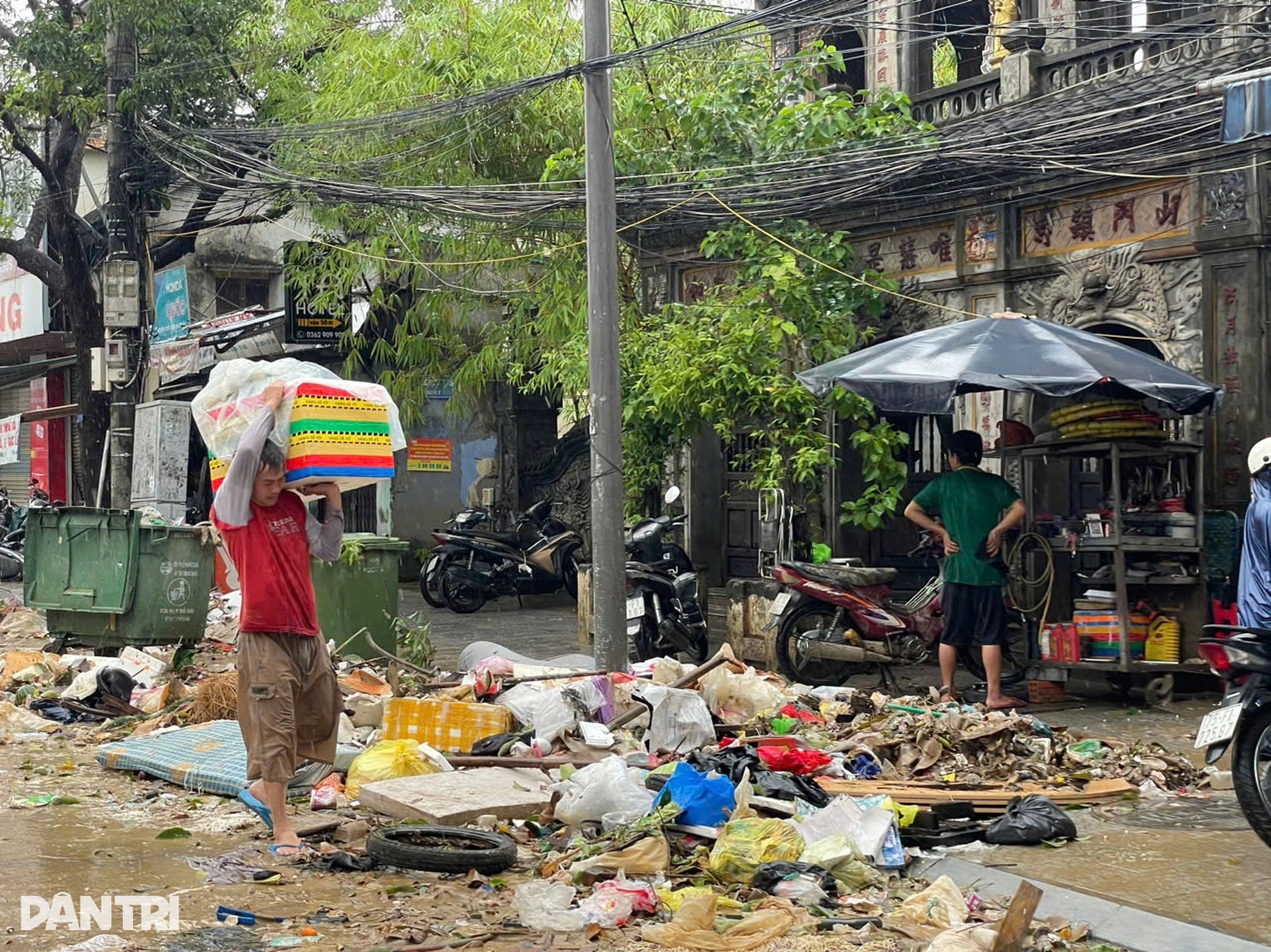 Người dân Huế oằn mình dọn bùn non, rác thải và sửa xe sau lũ - 10 Người dân Huế oằn mình dọn bùn non, rác thải và sửa xe sau lũ - 10