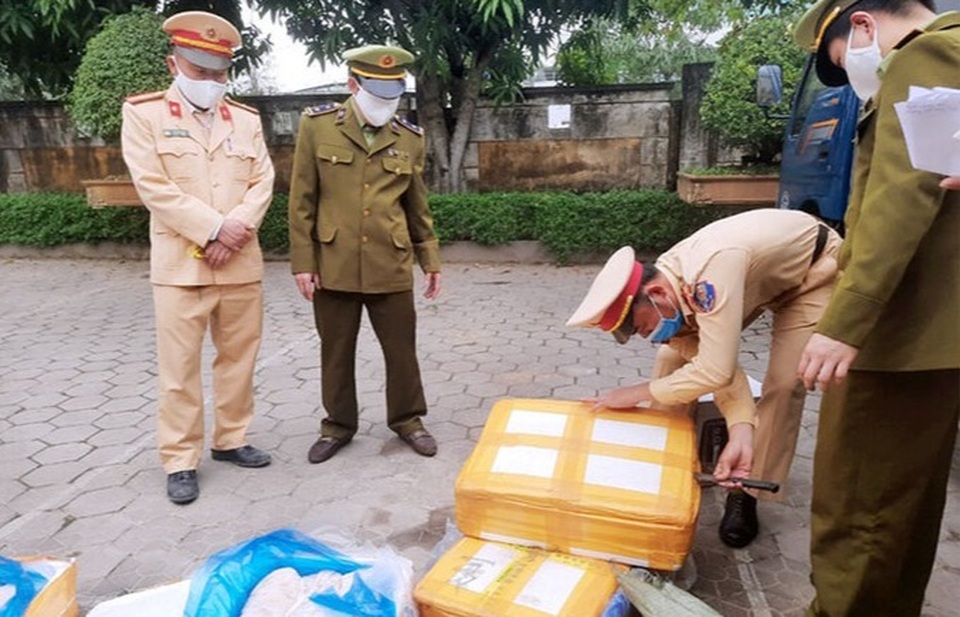 Phát hiện 5 tấn thực phẩm bốc mùi hôi thối trên xe tải - 1 Phát hiện 5 tấn thực phẩm bốc mùi hôi thối trên xe tải - 1
