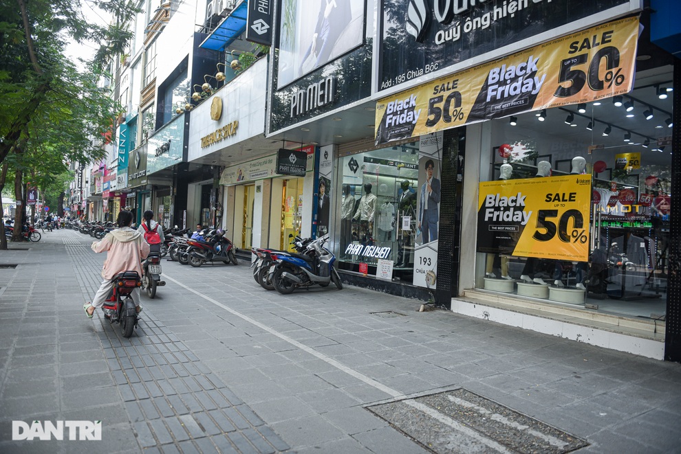 Bỏ dở cơm trưa, dân văn phòng lập hội chạy đua săn sale dịp Black Friday - 1 Bỏ dở cơm trưa, dân văn phòng lập hội chạy đua săn sale dịp Black Friday - 1