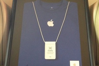 Cựu nhân viên Sam Sung bán đấu giá áo Apple để làm từ thiện