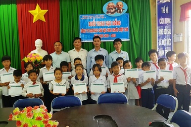 100 suất học bổng Grobest Việt Nam đến với học sinh nghèo Long An