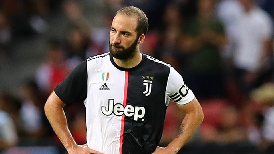 Higuain và gia đình vội vã rời Italia để tránh dịch Covid-19 - 1 Higuain và gia đình vội vã rời Italia để tránh dịch Covid-19 - 1