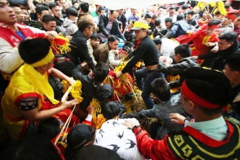 Hà Nội tăng cường thanh tra sau vụ cướp lộc ở hội Gióng, chùa Hương