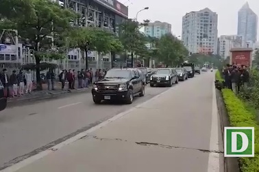 Đoàn xe "Quái thú" tiếp nhiên liệu tại cây xăng trên đường Lê Văn Lương