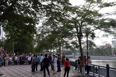 Nhảy hồ tự tử bên cạnh sân khấu nhạc nước