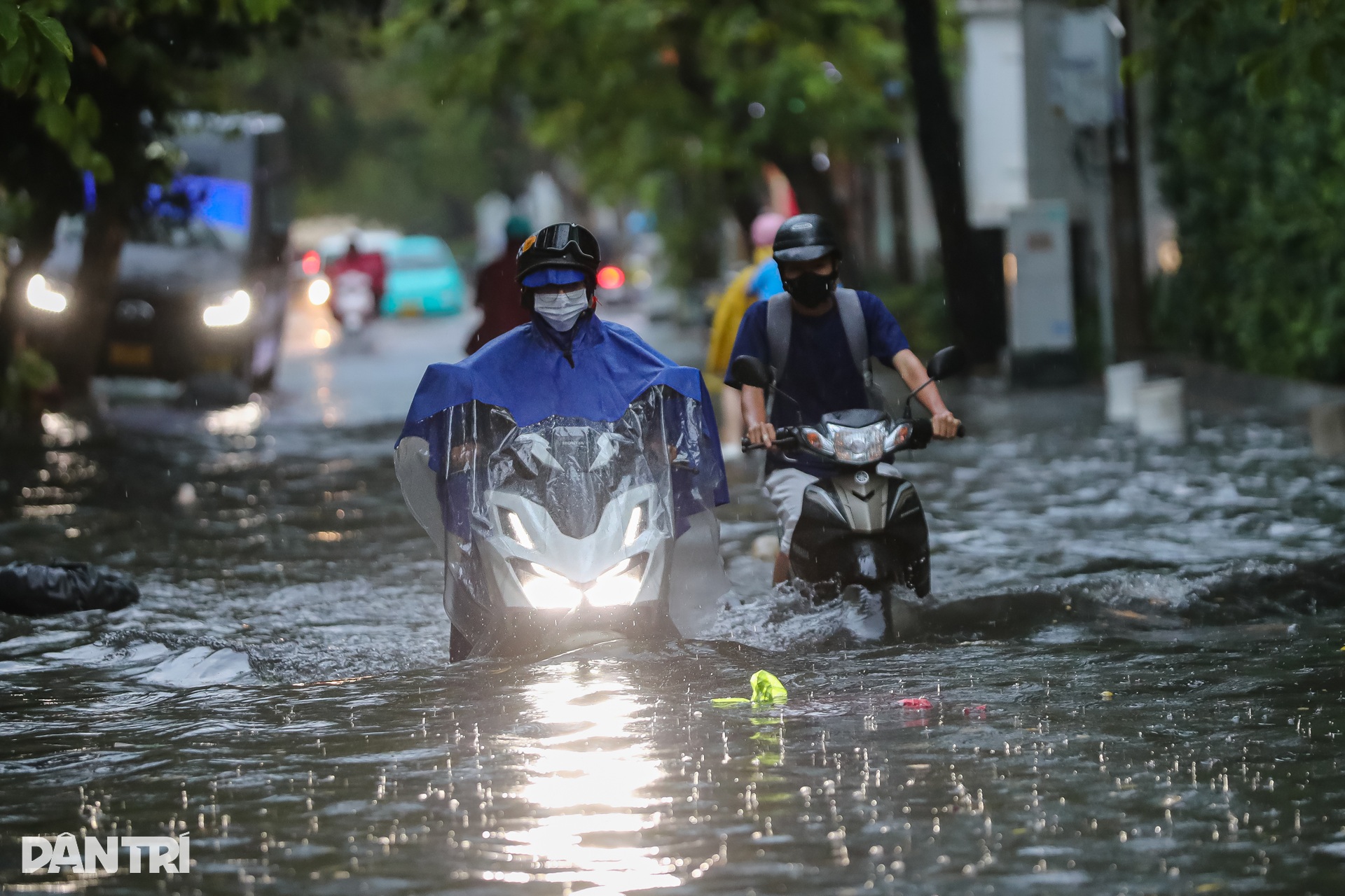 Người dân ngã nhào trên đường ngập ở khu nhà giàu Thảo Điền - 10 Người dân ngã nhào trên đường ngập ở khu nhà giàu Thảo Điền - 10
