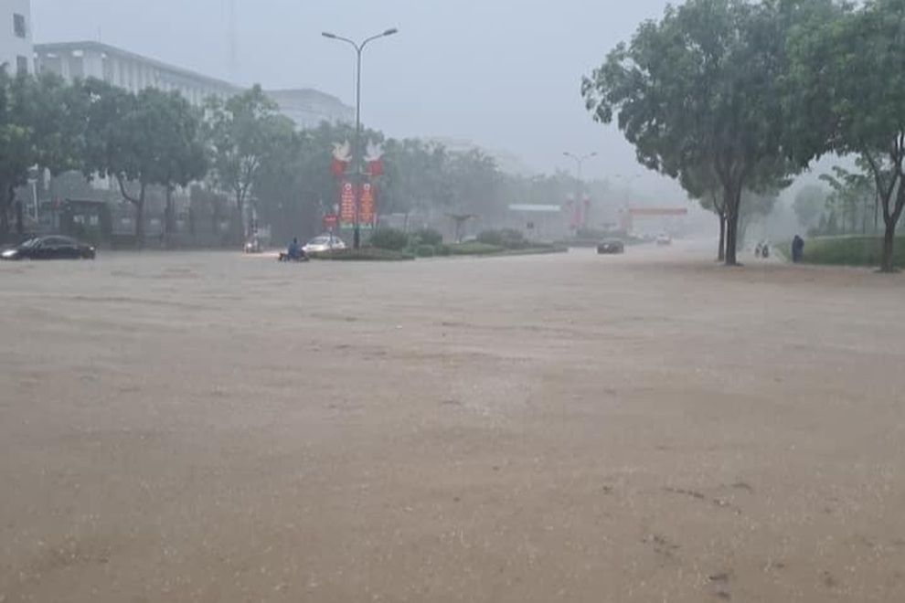 Hàng loạt ô tô chìm nghỉm trong biển nước ở thành phố Lào Cai - 4 Hàng loạt ô tô chìm nghỉm trong biển nước ở thành phố Lào Cai - 4