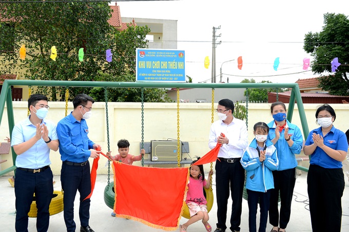 Trao tặng sân chơi thiếu nhi tại Đồ Sơn (thành phố Hải Phòng).