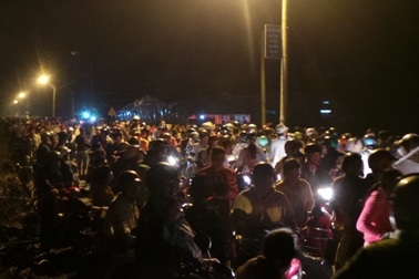 Dòng người cuồn cuộn đổ về xem “Phật hiện”, giao thông tê liệt