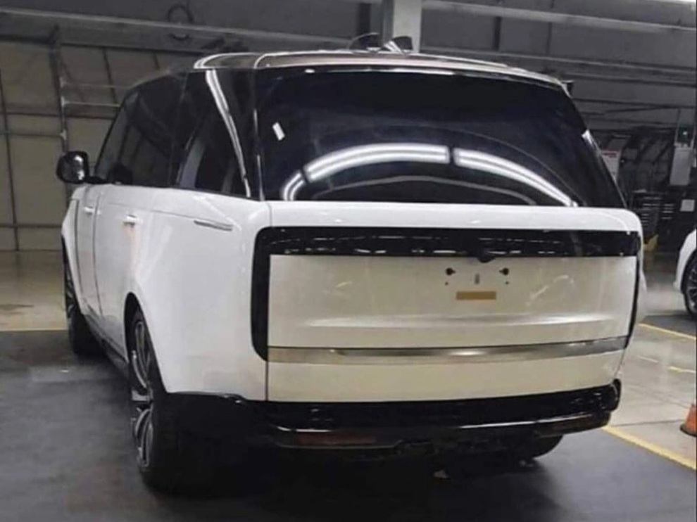 Bom tấn Range Rover 2022 lộ ảnh thực tế trước ngày ra mắt chính thức - 3 Bom tấn Range Rover 2022 lộ ảnh thực tế trước ngày ra mắt chính thức - 3