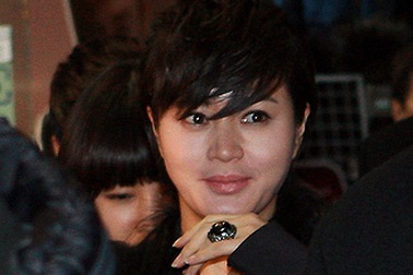 Kim Hye Soo bị “bủa vây” sau 1 tuần công khai chuyện tình 