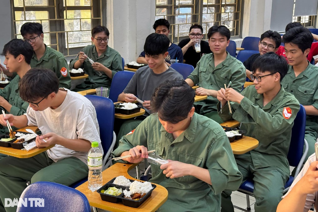 Sinh viên Bách khoa ăn cơm thừa, có dị vật: Do gián chui vào máy thái thịt - 5