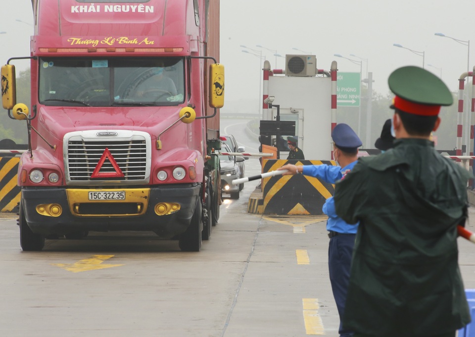 Lập chốt kiểm soát tại cao tốc Hà Nội - Hải Phòng, nhiều xe phải quay đầu - 3 Lập chốt kiểm soát tại cao tốc Hà Nội - Hải Phòng, nhiều xe phải quay đầu - 3