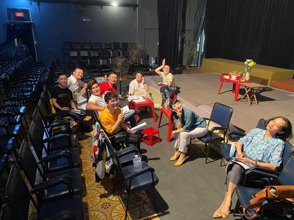 Nghệ sĩ Sài Gòn phấn khởi trên sàn tập, chờ ngày sân khấu sáng đèn - 2 Nghệ sĩ Sài Gòn phấn khởi trên sàn tập, chờ ngày sân khấu sáng đèn - 2