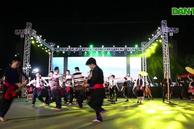 Sôi động, mãn nhãn đêm quảng diễn "Quê hương mùa sen nở"