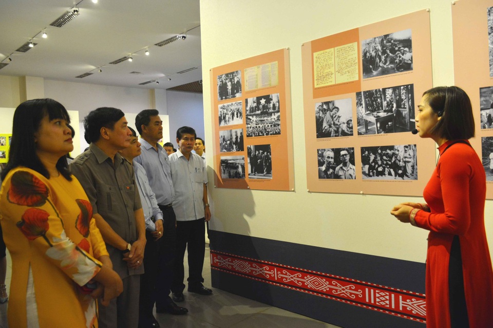 Triển lãm ảnh “Hồ Chí Minh - Cuộc đời và sự nghiệp” tại Đắk Lắk - 1 Triển lãm ảnh “Hồ Chí Minh - Cuộc đời và sự nghiệp” tại Đắk Lắk - 1