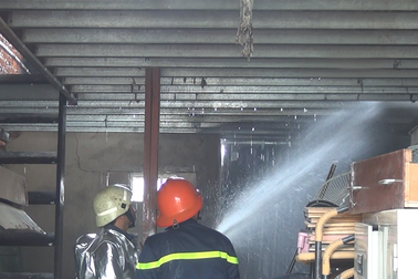 Cháy xe tải lan sang 3 nhà dân