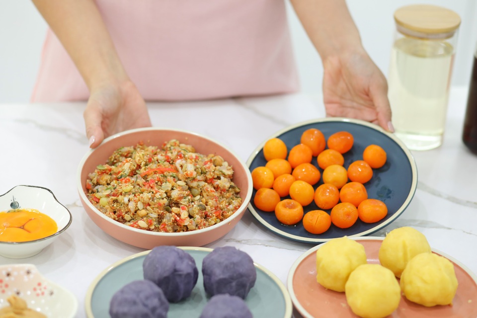 Hoa hậu Ngọc Hân hướng dẫn làm bánh Trung thu bất bại mà đơn giản vô cùng - 10 Hoa hậu Ngọc Hân hướng dẫn làm bánh Trung thu bất bại mà đơn giản vô cùng - 10