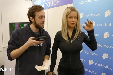 Robot Aria trả lời phỏng vấn của phóng viên công nghệ tại CES 2025