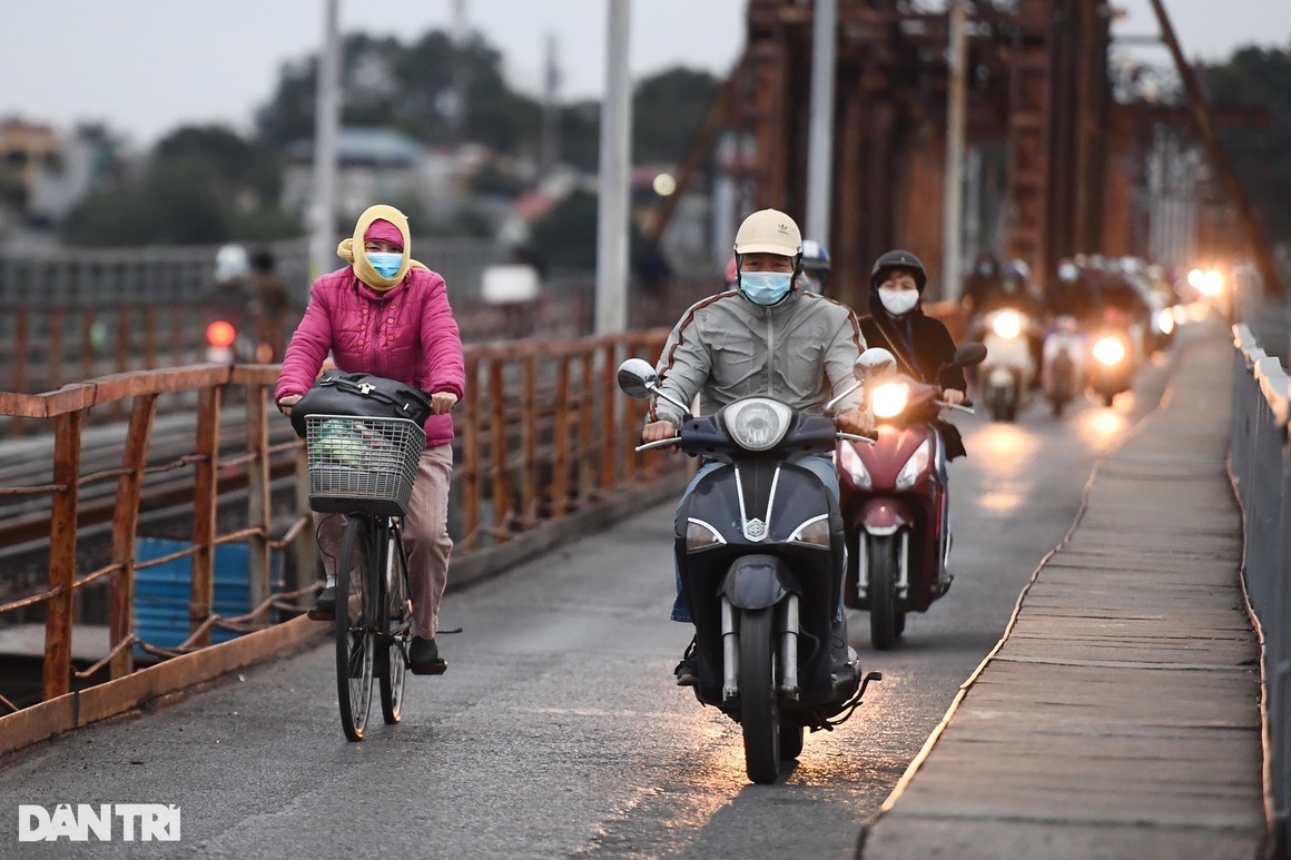 Hà Nội rét đậm, người dân co ro đốt lửa sưởi ấm trên đường phố - 12 Hà Nội rét đậm, người dân co ro đốt lửa sưởi ấm trên đường phố - 12