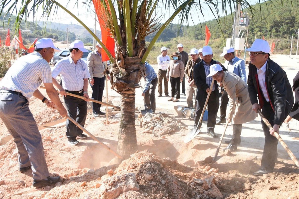 Cán bộ, giáo viên ủng hộ hơn 120 triệu đồng giúp bà con vùng khó ở Kon Tum - 1 Cán bộ, giáo viên ủng hộ hơn 120 triệu đồng giúp bà con vùng khó ở Kon Tum - 1