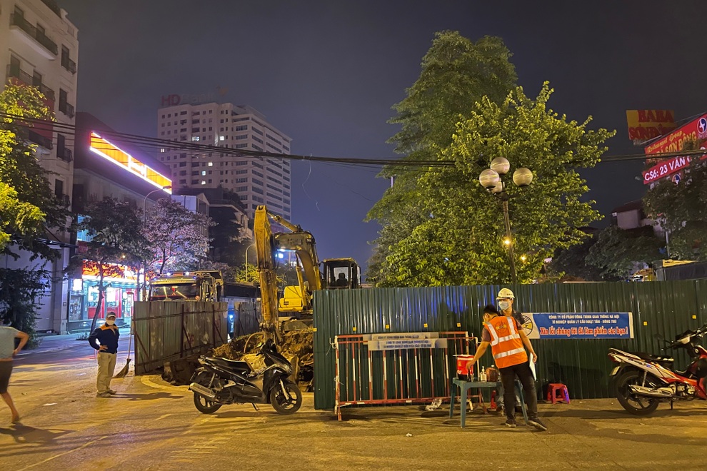 Xuyên đêm xén dải phân cách, mở rộng tuyến đường đẹp nhất thủ đô - 6 Xuyên đêm xén dải phân cách, mở rộng tuyến đường đẹp nhất thủ đô - 6