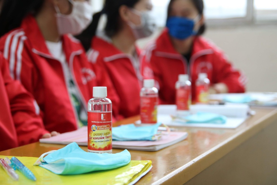 Những sinh viên đầu tiên trở lại trường sau kỳ nghỉ vì covid-19 - 8