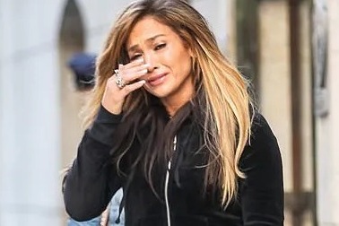 Jennifer Lopez bật khóc trên phố