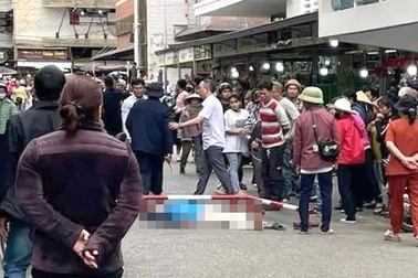 Người đàn ông rơi từ cầu dẫn vào khu mua sắm chợ Đà Lạt xuống đất