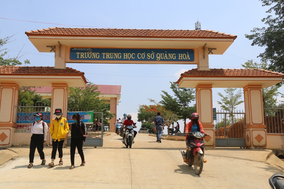 “Nếu không lấy chồng, có lẽ em ấy đã là học sinh giỏi!” - 6 “Nếu không lấy chồng, có lẽ em ấy đã là học sinh giỏi!” - 6
