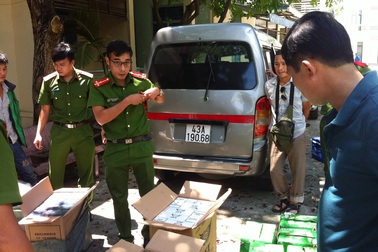 Gắn biển giả, vận chuyển gần nửa vạn bao thuốc lá lậu giữa thành phố