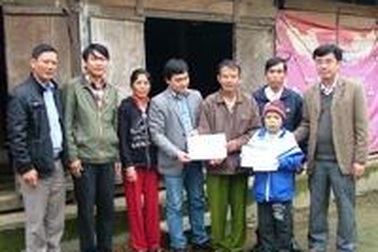 Gần 29 triệu đồng đến với gia đình nghèo có đứa con thoi thóp vì bệnh huyết tán bẩm sinh