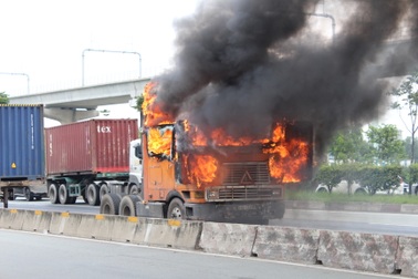 Xe container cháy ngùn ngụt trên xa lộ Hà Nội