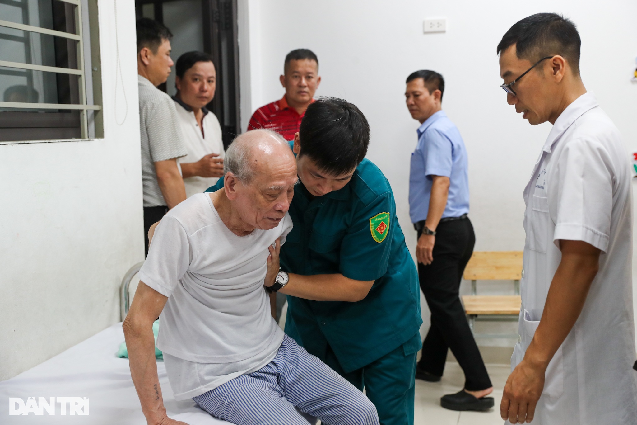 Hà Nội di dời trong đêm 160 người dân khỏi nhà tập thể cũ để tránh bão Yagi - 12 Hà Nội di dời trong đêm 160 người dân khỏi nhà tập thể cũ để tránh bão Yagi - 12