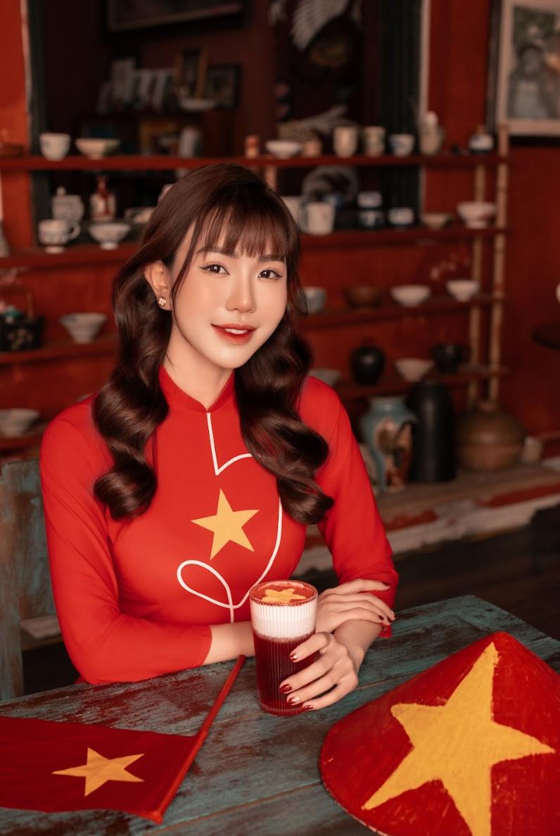 MC Hải Anh rạng rỡ trong tà áo dài cờ đỏ sao vàng - 4 MC Hải Anh rạng rỡ trong tà áo dài cờ đỏ sao vàng - 4