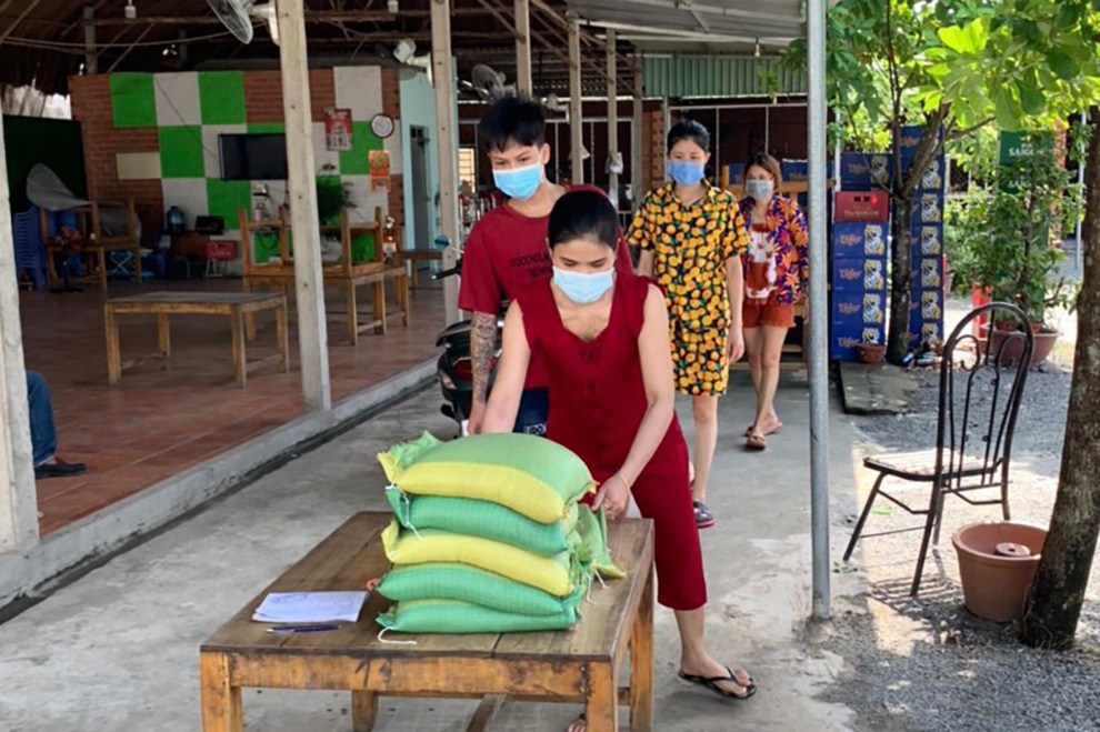Phó Thủ tướng đề nghị Bình Dương hướng dẫn người dân tự lấy mẫu xét nghiệm - 4 Phó Thủ tướng đề nghị Bình Dương hướng dẫn người dân tự lấy mẫu xét nghiệm - 4