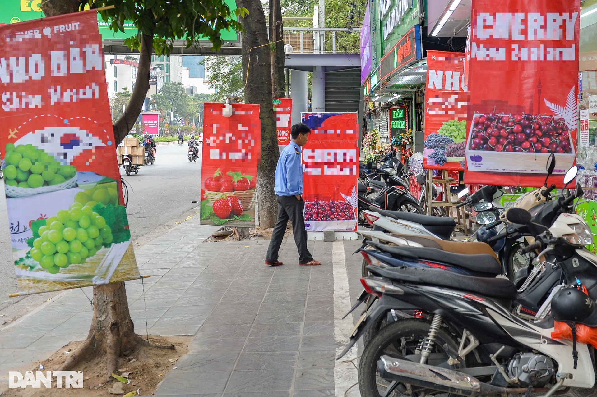 Giành vỉa hè ở Hà Nội, công an đi phía trước dân lấn chiếm đằng sau - 2 Giành vỉa hè ở Hà Nội, công an đi phía trước dân lấn chiếm đằng sau - 2