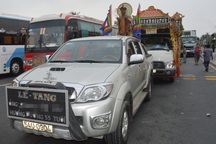 Nhiều tài xế nằm ỳ, xe tang khốn khổ kẹt tại trạm BOT Sóc Trăng