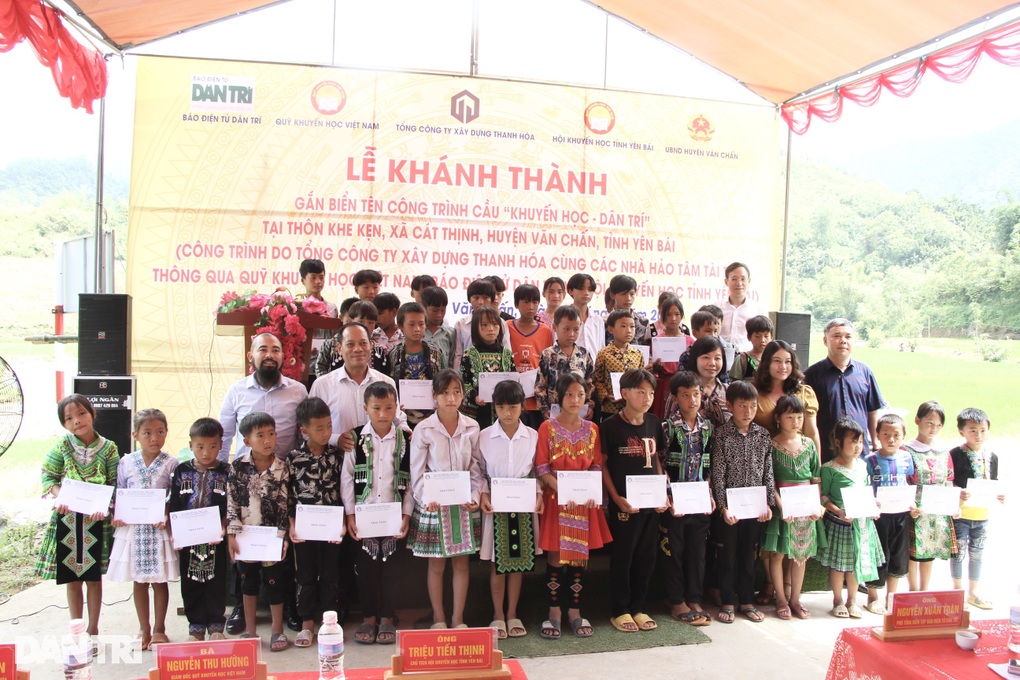 Khánh thành cầu Khuyến học và Dân trí, bà con người Mông vui như ngày hội - 8 Khánh thành cầu Khuyến học và Dân trí, bà con người Mông vui như ngày hội - 8