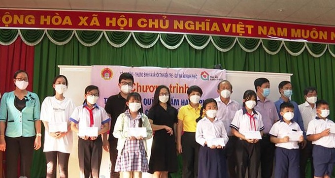Trao học bổng cho trẻ em có cha mẹ mất do dịch Covid-19 trong năm 2021.