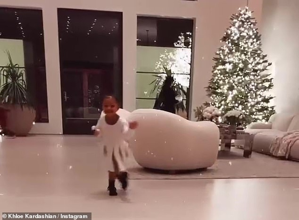 Gia đình Kardashian trang hoàng nhà cửa hoành tráng đón giáng sinh - 13 Gia đình Kardashian trang hoàng nhà cửa hoành tráng đón giáng sinh - 13