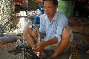 Tỷ phú sửa xe đạp