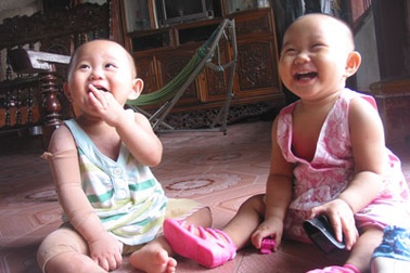 Nụ cười trở lại với bé Ánh Hồng bị bỏng toàn thân