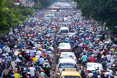 Kẹt xe kinh hoàng do rào chắn công trình