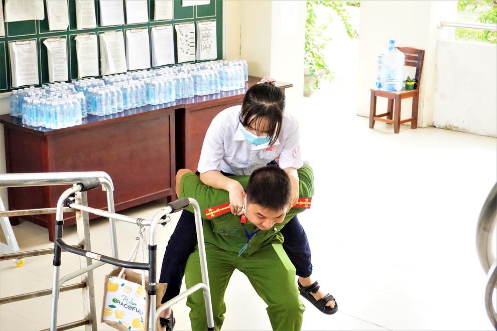 Quảng Nam: Xúc động hình ảnh chiến sĩ công an cõng thí sinh vào phòng thi - 2 Quảng Nam: Xúc động hình ảnh chiến sĩ công an cõng thí sinh vào phòng thi - 2