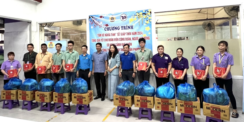 Công nhân phấn khởi khoe quà Tết nặng ký chất đầy nhà - 3 Công nhân phấn khởi khoe quà Tết nặng ký chất đầy nhà - 3