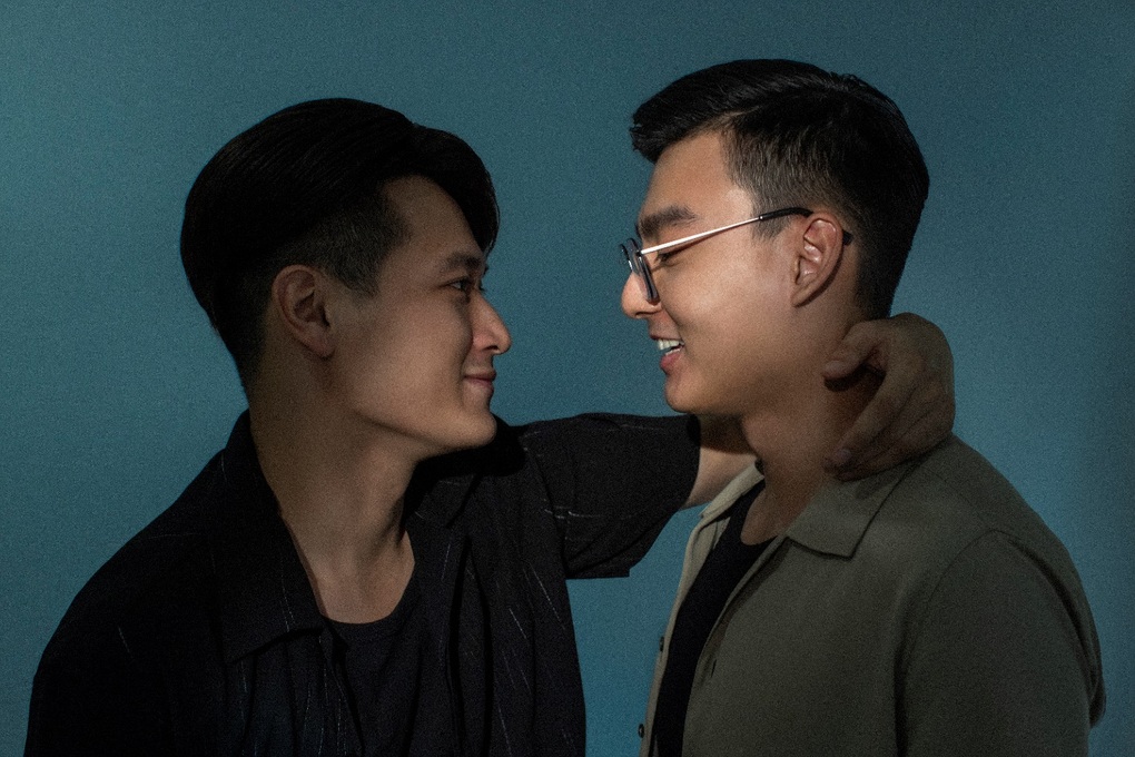 Cặp đôi LGBT bắt đầu chuyện tình qua app hẹn hò và cái kết cầu hôn lãng mạn - 1 Cặp đôi LGBT bắt đầu chuyện tình qua app hẹn hò và cái kết cầu hôn lãng mạn - 1
