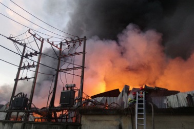 Nhà xưởng 2 công ty cháy dữ dội lúc sáng sớm