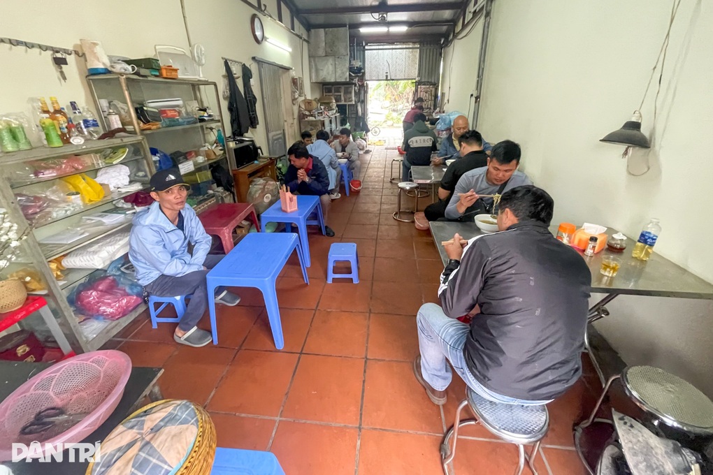 Người dân Hà Nội trắng đêm xếp hàng chờ đăng kiểm - 11 Người dân Hà Nội trắng đêm xếp hàng chờ đăng kiểm - 11